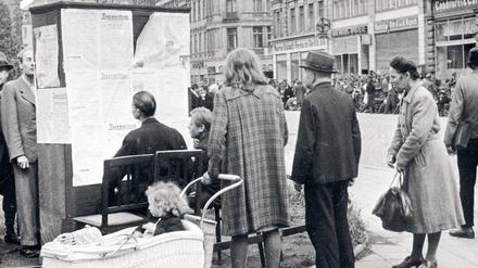 April, Mai 1945. In den Ruinen der Berliner Kochstraße entstand für eine Woche als letztes Zucken des Lügenapparats „Der Panzerbär“ . Kurz darauf, unter sowjetischer Militärverwaltung, gab es einen Zeitungsaushang vor dem Görlitzer Bahnhof (re.).