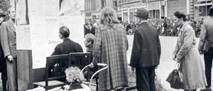 April, Mai 1945. In den Ruinen der Berliner Kochstraße entstand für eine Woche als letztes Zucken des Lügenapparats „Der Panzerbär“ . Kurz darauf, unter sowjetischer Militärverwaltung, gab es einen Zeitungsaushang vor dem Görlitzer Bahnhof (re.).