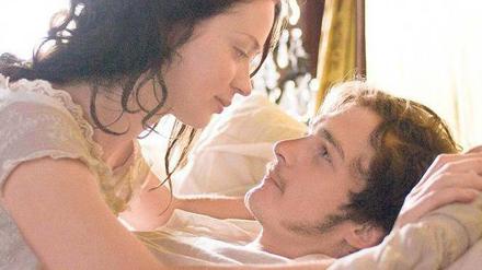 Die Queen privat. Victoria (Emily Blunt) und Albert (Rupert Friend). Foto: Capelight
