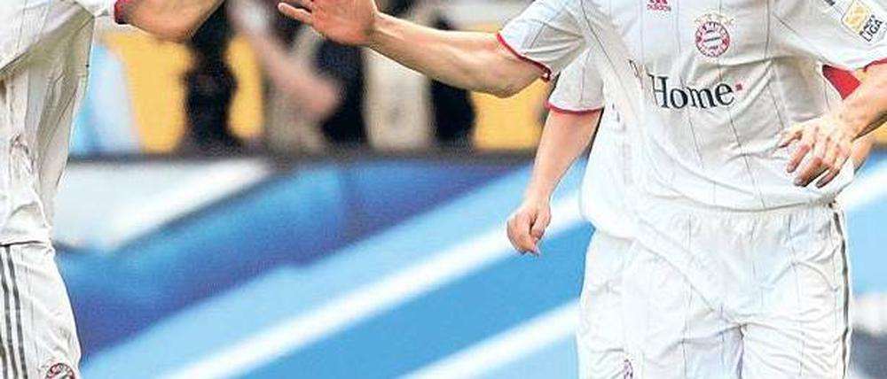 Handschlagfinale. Für den FC Bayern rettete der eingewechselte Miroslav Klose die Tabellenführung.