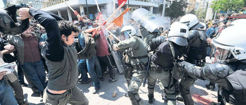 Eskalation. Demonstranten lieferten sich am Donnerstag vor dem Finanzministerium in Athen ein Scharmützel mit der Polizei.