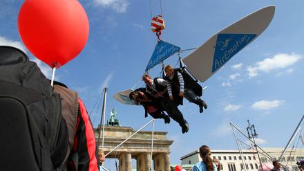 Einfach mal in die Luft gehen. Beim Kinderfest "23 Nisan" haben alle Spaß.