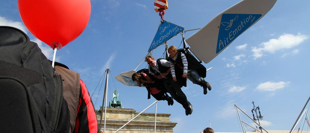 Einfach mal in die Luft gehen. Beim Kinderfest "23 Nisan" haben alle Spaß.