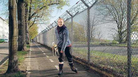 Probefahrt am Zaun. Marielle Hennrich wohnt im Neuköllner Schillerkiez direkt am Flugfeld. Die 20-jährige Skaterin freut sich auf die ersten Runden über die Rollbahn. 