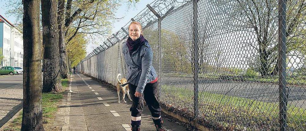 Probefahrt am Zaun. Marielle Hennrich wohnt im Neuköllner Schillerkiez direkt am Flugfeld. Die 20-jährige Skaterin freut sich auf die ersten Runden über die Rollbahn.