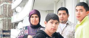 Auf Wohnungssuche. Hatice Caglayan und ihre drei Söhne können sich die Kreuzberger Fanny-Hensel-Siedlung nicht mehr leisten. Nachdem die Miete für die Sozialwohnung drastisch erhöht wurde, müssen sie bis zum Sommer ausziehen. 