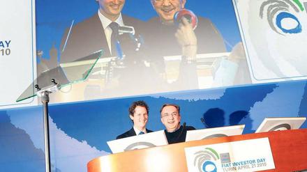 Applaus. Fiats Vorstandschef Sergio Marchionne (rechts) stellte am Mittwoch den neuen Präsidenten John Elkann, Enkel des früheren Fiat-Patrons Gianni Agnelli, in Turin vor.