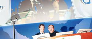 Applaus. Fiats Vorstandschef Sergio Marchionne (rechts) stellte am Mittwoch den neuen Präsidenten John Elkann, Enkel des früheren Fiat-Patrons Gianni Agnelli, in Turin vor.