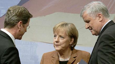 FDP-Vorsitz Guido Westerwelle (l), Bundeskanzlerin Angela Merkel (CDU) und CSU-Chef Horst Seehofer. -