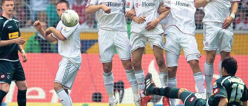 Wer fürchtet sich vor Gladbach? Franck Ribéry (2. v. l.) und seine Bayern zeigen bei diesem Freistoß ungewöhnlich viel Respekt. Foto: dpa
