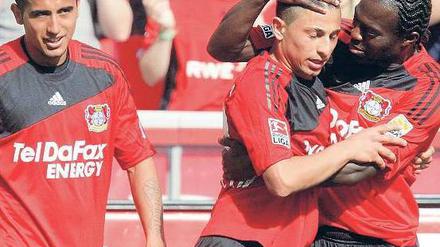 Ausnahmsweise mal nicht Kießling. Die Leverkusener herzen den Torschützen zum 2:0, Burak Kaplan (Mitte).