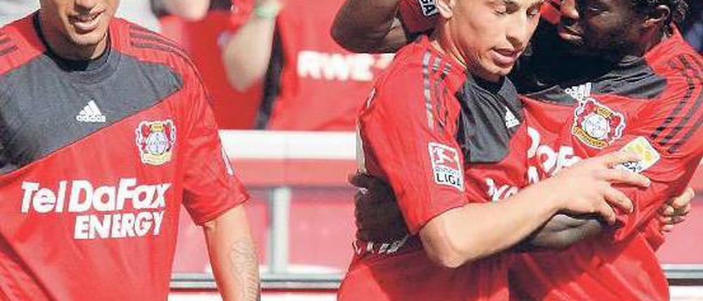 Ausnahmsweise mal nicht Kießling. Die Leverkusener herzen den Torschützen zum 2:0, Burak Kaplan (Mitte).