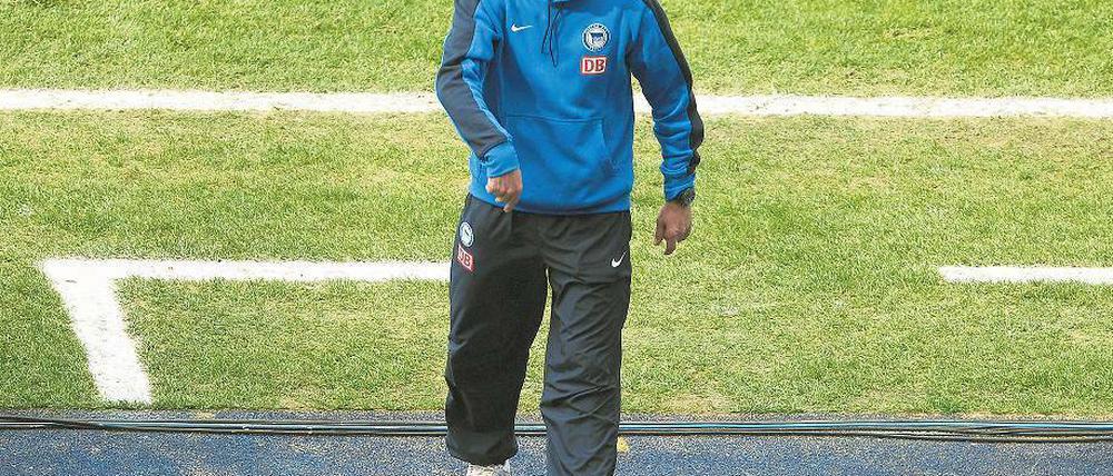 Abgang ohne Punkte. Wieder einmal verlässt Herthas Trainer Friedhelm Funkel mit seiner Mannschaft das Olympiastadion als Verlierer. Foto: dpa