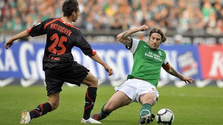 So geht Fußball heute: Der Bremer Frings setzt sich gegen den Kölner Matuschyk durch.