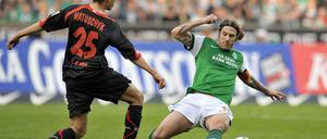 So geht Fußball heute: Der Bremer Frings setzt sich gegen den Kölner Matuschyk durch.