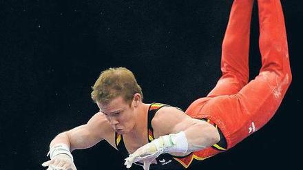 Konzentriert am Reck. Auch Fabian Hambüchen überzeugte in Birmingham. Foto: dpa