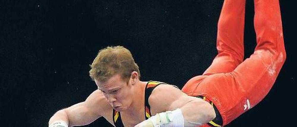 Konzentriert am Reck. Auch Fabian Hambüchen überzeugte in Birmingham. Foto: dpa