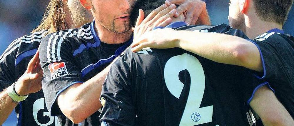 Streicheleinheit nach dem Spiel. Bordon und Kuranyi (von links) bedanken sich beim Torschützen Westermann.