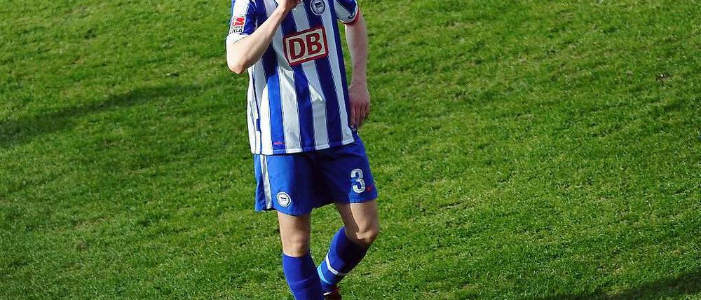 Herthas Kapitän Arne Friedrich geht im Olympiastadion frustriert vom Platz.