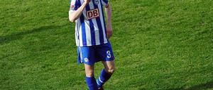 Herthas Kapitän Arne Friedrich geht im Olympiastadion frustriert vom Platz.