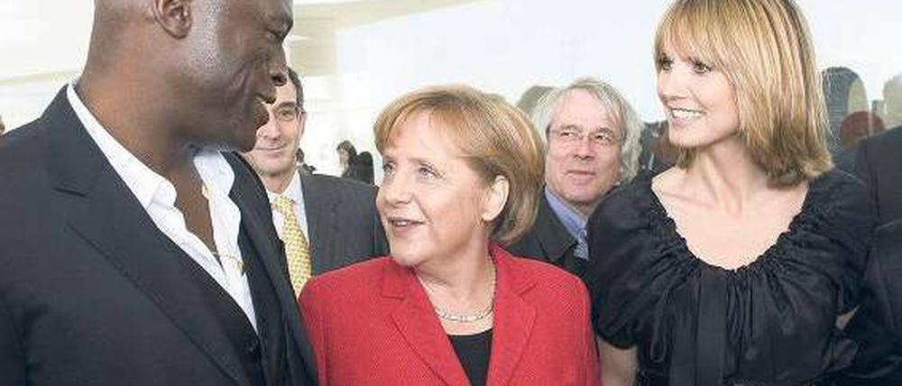 Ein bisschen Glamour um Merkel. Die Kanzlerin plaudert mit dem deutschen Topmodel Heidi Klum und deren Mann, dem britischen Sänger Seal. Die zum Essen im Getty-Center geladene US-Filmprominenz blieb allerdings fern. Foto: AFP