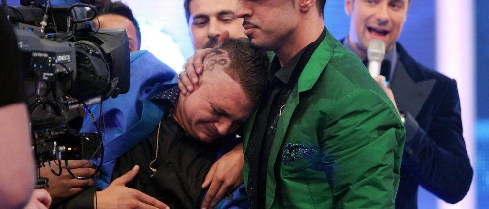 Die Entscheidung: Mehrzad Marashi ist Superstar 2010 und tröstet Menowin Fröhlich. "Alle Infos zu "Deutschland sucht den Superstar" imSpecial bei RTL.de: www.rtl.de/cms/unterhaltung/superstar.html