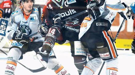 Durchgetankt. Steve Junker (Mitte) setzte sich mit Augsburg im Halbfinale gegen den EHC Wolfsburg durch und spielt ab Dienstag gegen Hannover um die deutsche Eishockeymeisterschaft. Foto: dpa