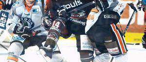 Durchgetankt. Steve Junker (Mitte) setzte sich mit Augsburg im Halbfinale gegen den EHC Wolfsburg durch und spielt ab Dienstag gegen Hannover um die deutsche Eishockeymeisterschaft. Foto: dpa