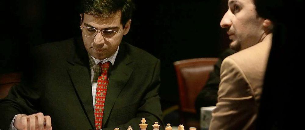 Angst vor faulen Tricks. Viswanathan Anand (links) und Wesselin Topalow verbindet gegenseitiges Misstrauen.