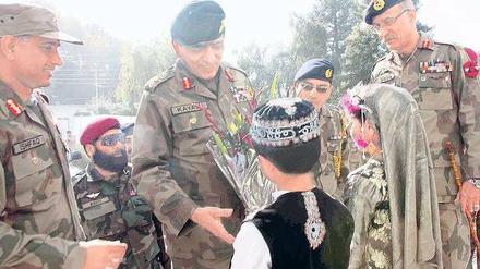 Starker Mann. Armeechef General Ashfaq Parvez Kayani – hier beim Besuch des Swat-Tals nach einer Offensive gegen die Taliban – bestimmt mittlerweile die Außenpolitik Pakistans. In Afghanistan setzt er nicht mehr auf die Ex-Verbündeten Taliban. Foto: dpa