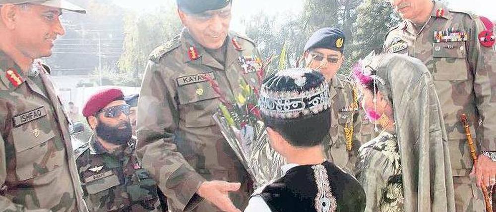 Starker Mann. Armeechef General Ashfaq Parvez Kayani – hier beim Besuch des Swat-Tals nach einer Offensive gegen die Taliban – bestimmt mittlerweile die Außenpolitik Pakistans. In Afghanistan setzt er nicht mehr auf die Ex-Verbündeten Taliban. Foto: dpa
