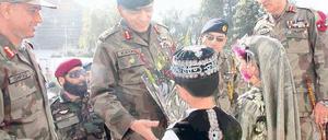 Starker Mann. Armeechef General Ashfaq Parvez Kayani – hier beim Besuch des Swat-Tals nach einer Offensive gegen die Taliban – bestimmt mittlerweile die Außenpolitik Pakistans. In Afghanistan setzt er nicht mehr auf die Ex-Verbündeten Taliban. Foto: dpa