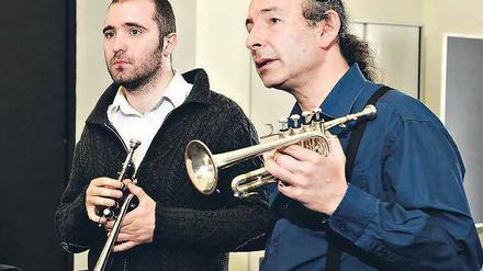 Letzter Schliff. William Froman (rechts) im Probenraum.