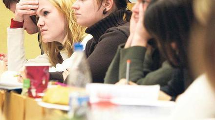 Lange lernen. Im Bachelor halten 19 Prozent der Studierenden die zeitliche Belastung im Semester für zu hoch. Foto: ddp