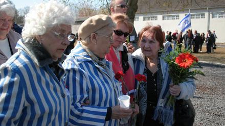 Auf den Spuren des Schreckens. Ehemalige KZ-Insassinnen aus Russland beim Gang über das Lagergelände in Sachsenhausen.