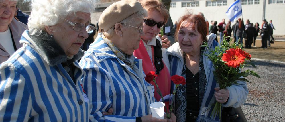 Auf den Spuren des Schreckens. Ehemalige KZ-Insassinnen aus Russland beim Gang über das Lagergelände in Sachsenhausen.
