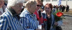 Auf den Spuren des Schreckens. Ehemalige KZ-Insassinnen aus Russland beim Gang über das Lagergelände in Sachsenhausen.