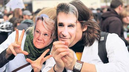 Feindbild. Mit Masken von Bildungsministerin Schavan und NRW-Wissenschaftsminister Pinkwart protestieren Studenten in Köln.