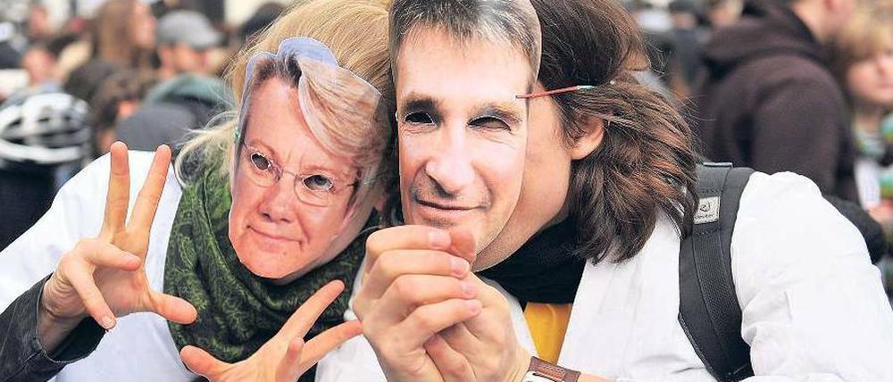 Feindbild. Mit Masken von Bildungsministerin Schavan und NRW-Wissenschaftsminister Pinkwart protestieren Studenten in Köln.