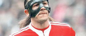 Martin Demichelis, 29, spielt seit 2003 beim FC Bayern München in der Verteidigung. Beim Länderspiel im März gegen Deutschland prallte der argentinische Nationalspieler mit Michael Ballack zusammen und verletzte sich im Gesicht.