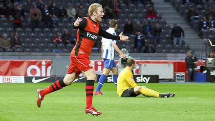 Mit breiter Brust ins Rückspiel. Frankfurt gewann in der Hinrunde mit 3:1 bei Hertha, Patrick Ochs erzielte das erste Tor.