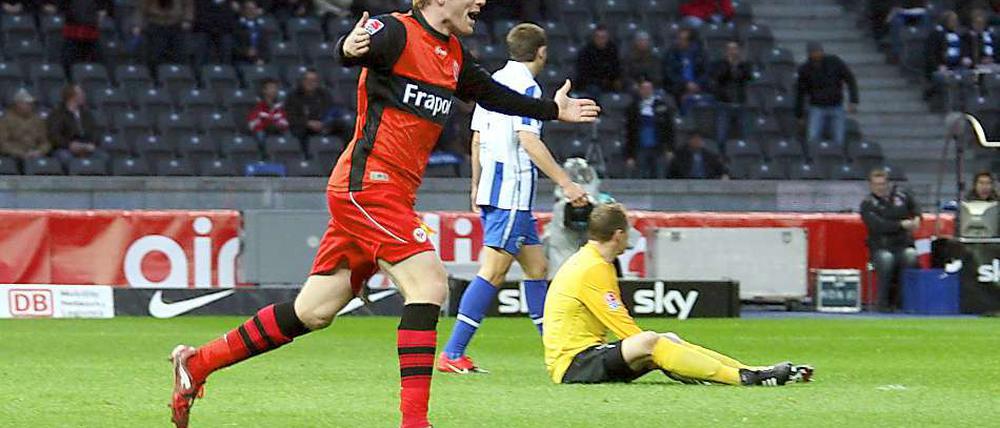 Mit breiter Brust ins Rückspiel. Frankfurt gewann in der Hinrunde mit 3:1 bei Hertha, Patrick Ochs erzielte das erste Tor.