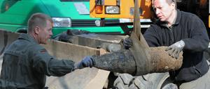 Munitionsfund in der Karl-Marx-Allee. Feuerwerker der Polizei transportieren eine russische 21-Zentimeter-Granate in ihr Fahrzeug.