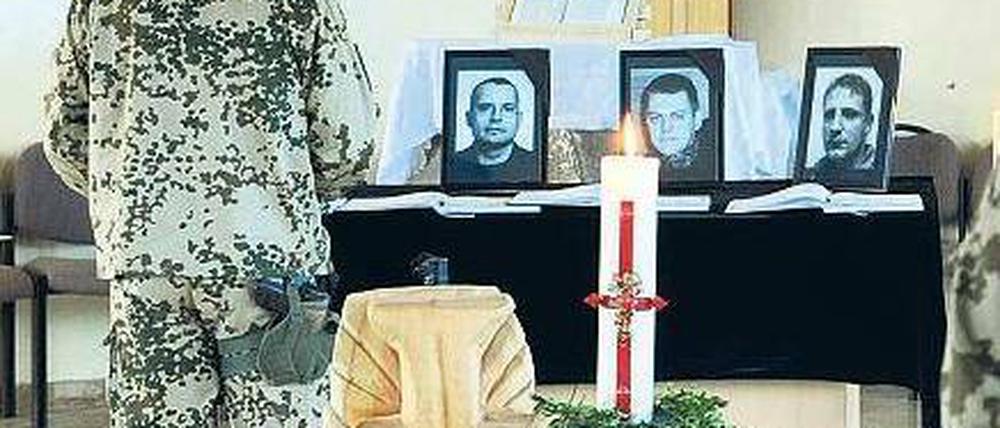 Eintrag ins Kondolenzbuch in der Kapelle im Militärlager in Mazar-i-Sharif. Foto: ddp