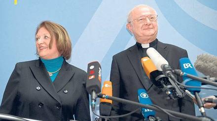 Im Gespräch. Bundesjustizministerin Leutheusser-Schnarrenberger und der Chef der Bischofskonferenz Zollitsch nach einem Gedankenaustausch im Ministerium.