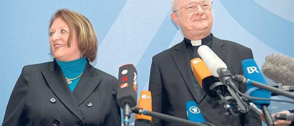 Im Gespräch. Bundesjustizministerin Leutheusser-Schnarrenberger und der Chef der Bischofskonferenz Zollitsch nach einem Gedankenaustausch im Ministerium.