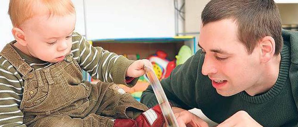 Ohne Papi? Das Elterngeld trägt auch dazu bei, dass sich Väter einige Zeit nur um ihre Kinder kümmern können. Foto: picture alliance/dpa