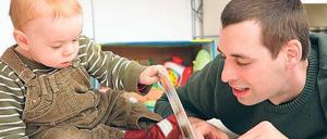 Ohne Papi? Das Elterngeld trägt auch dazu bei, dass sich Väter einige Zeit nur um ihre Kinder kümmern können. Foto: picture alliance/dpa
