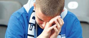 Ende einer Selbstüberschätzung. Hertha steht sportlich vor dem Absturz. Die Fans weinen, Trainer Funkel (u.r.) und Manager Preetz suchen nach Erklärungen. Fotos: ddp, Wende, Engler