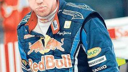 Ein Sonntag, fünf Köpfe. Die McLaren-Piloten Jenson Button (o.l.) und Lewis Hamilton (u.l.) zelebrieren mit Mercedes-Fahrer Nico Rosberg auf dem Podest, Sebastian Vettel (o.r.) und Michael Schumacher waren weniger in Feierlaune. Fotos: AFP, dpa (2)